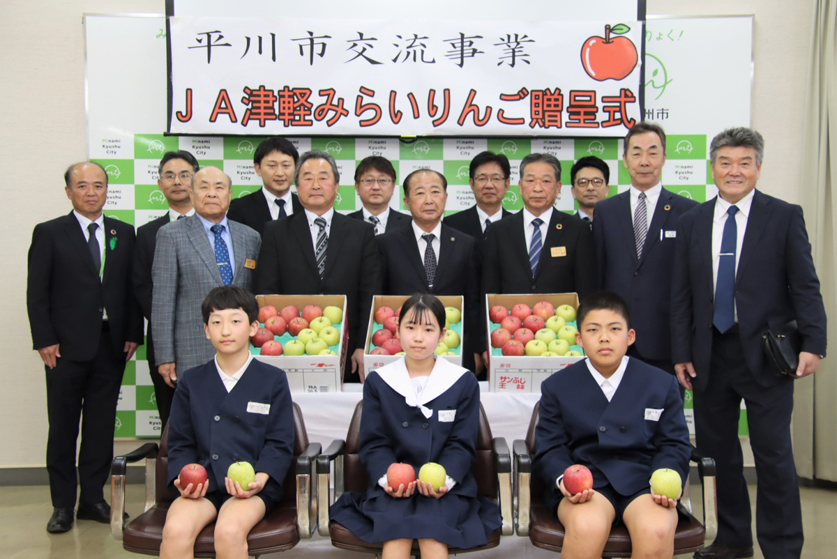 JA津軽みらいりんご贈呈
