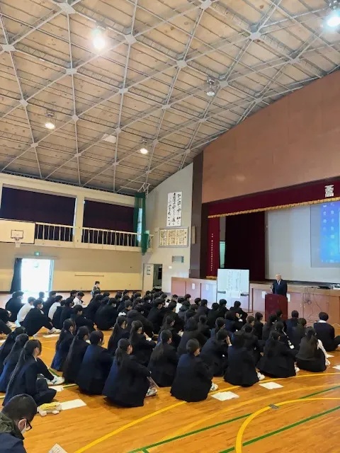 選挙の出前授業を実施している様子