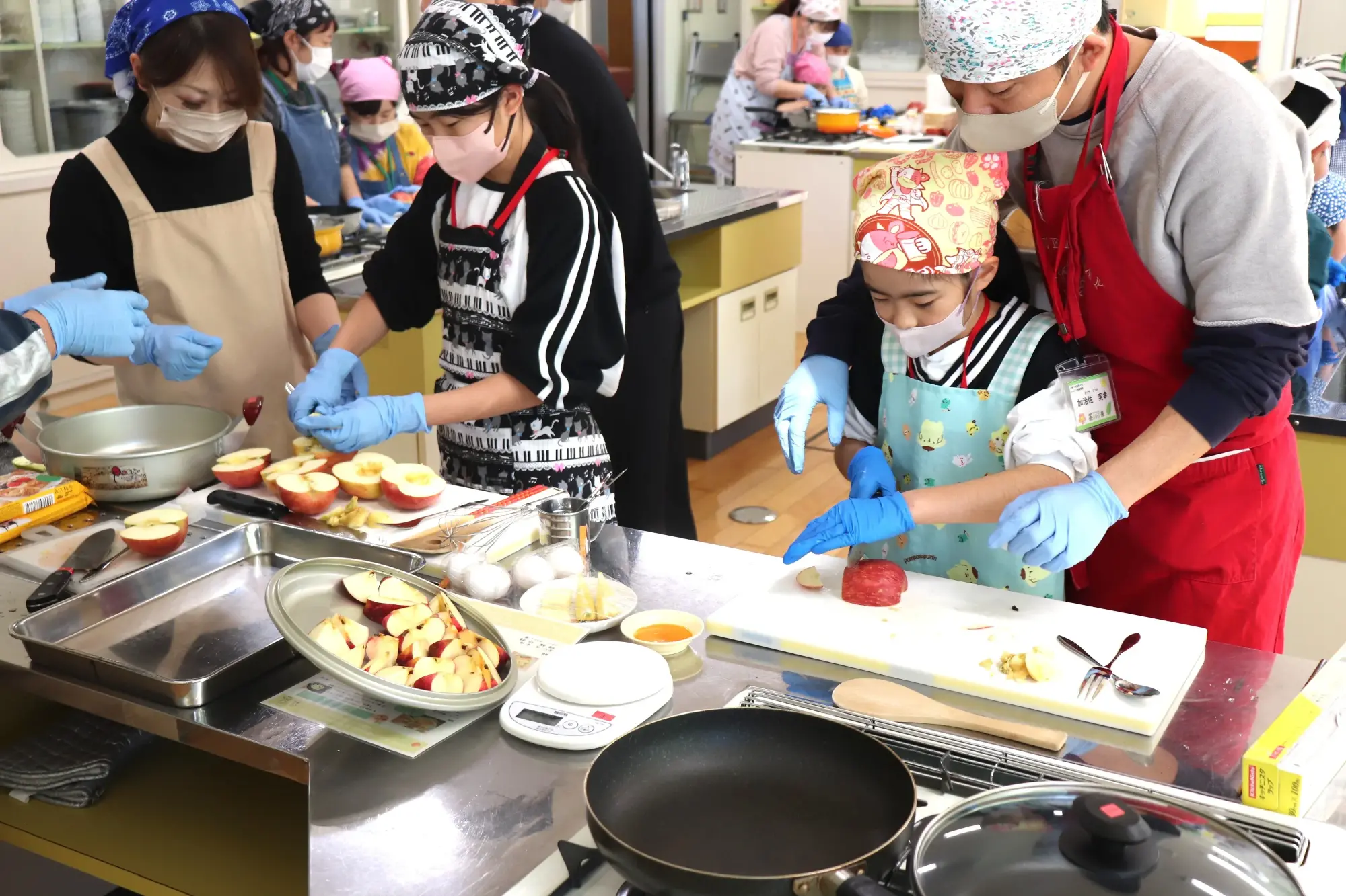 ～ふるさと体験学級（茶レンジ隊）～平川市産リンゴで料理体験