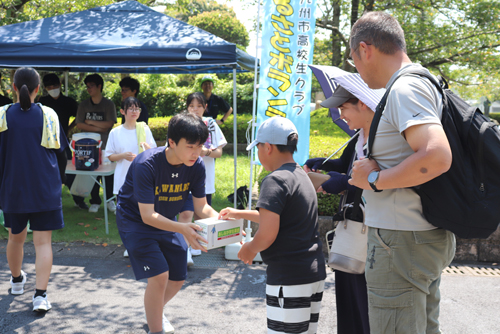 ボランティアに励む高校生