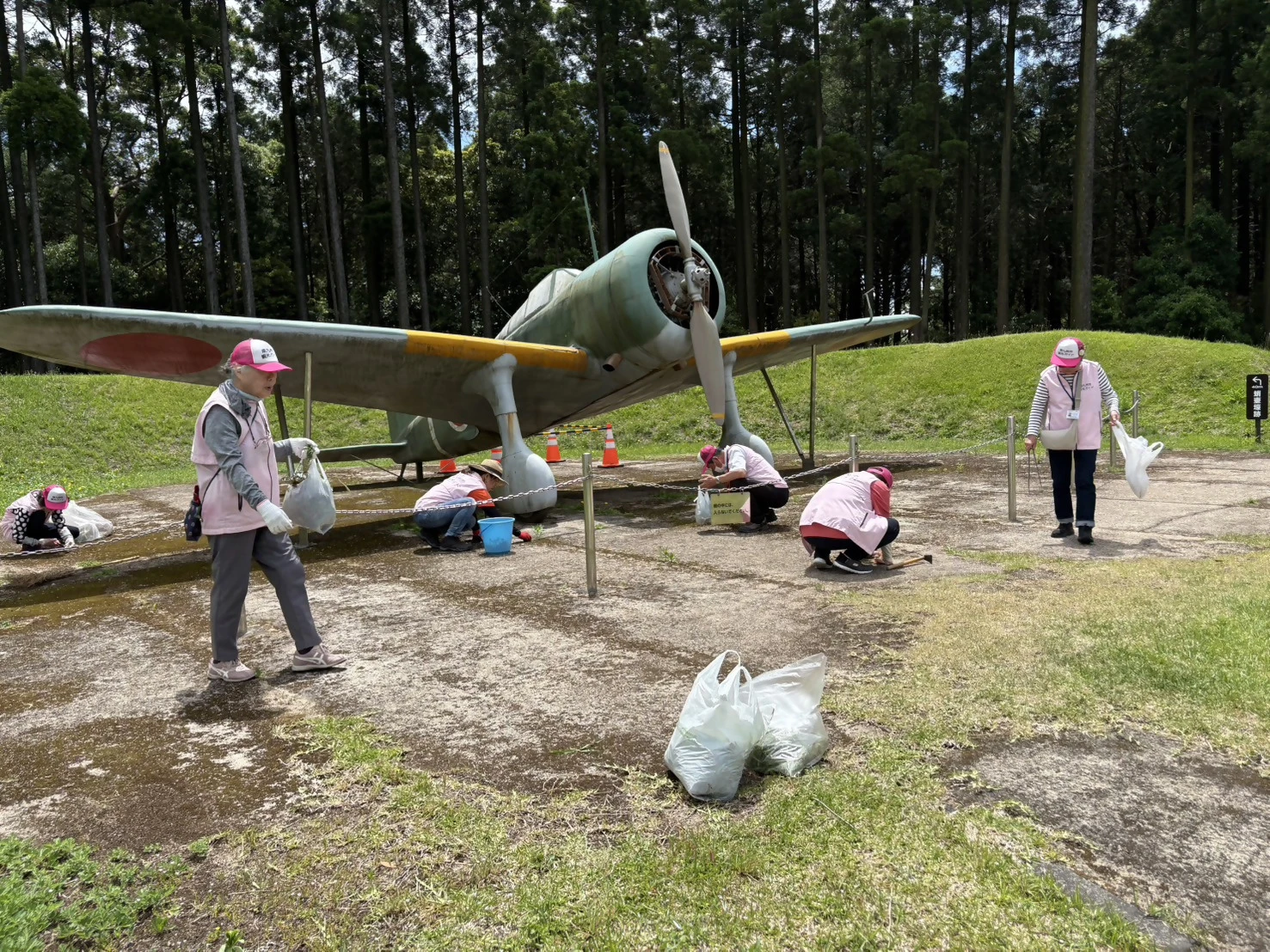 南九州市観光ガイド会 掩体壕・三角兵舎跡などの美化活動