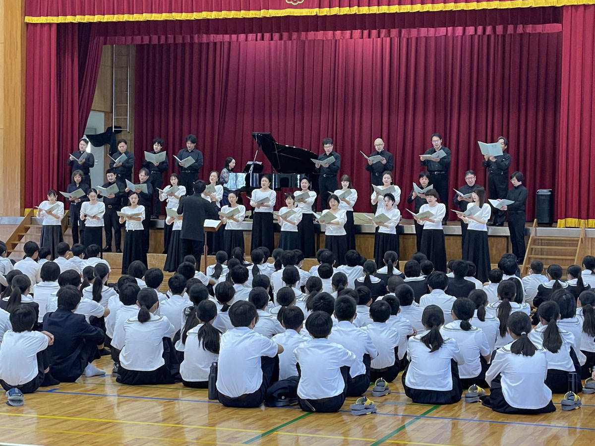 頴娃中学校で開催された「子どもたちに残したい合唱音楽」の時間