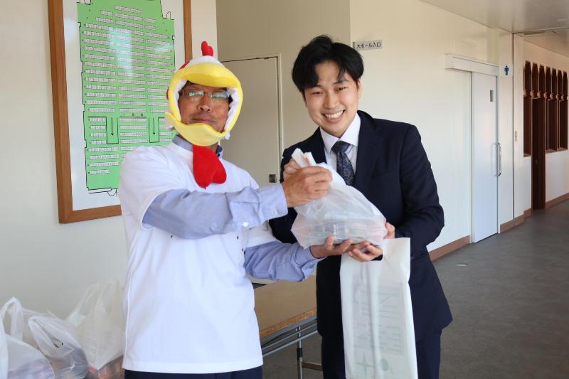 転入教職員服務宣誓式 ～薩摩鶏心会、特産品でおもてなし～
