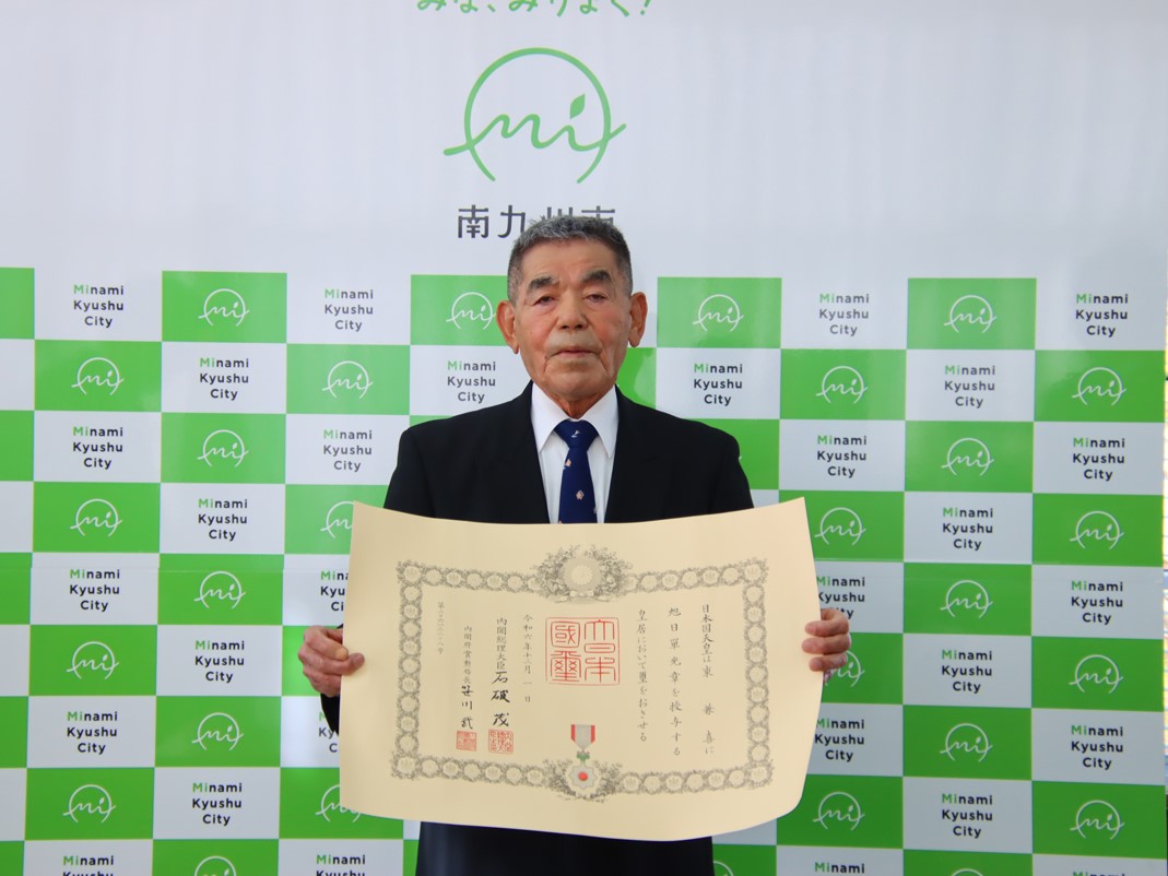 東兼喜さんが88歳高齢者叙勲旭日単光章受章している様子