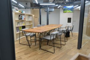 ミナキューワークターミナルパクボのオープンスペースの写真