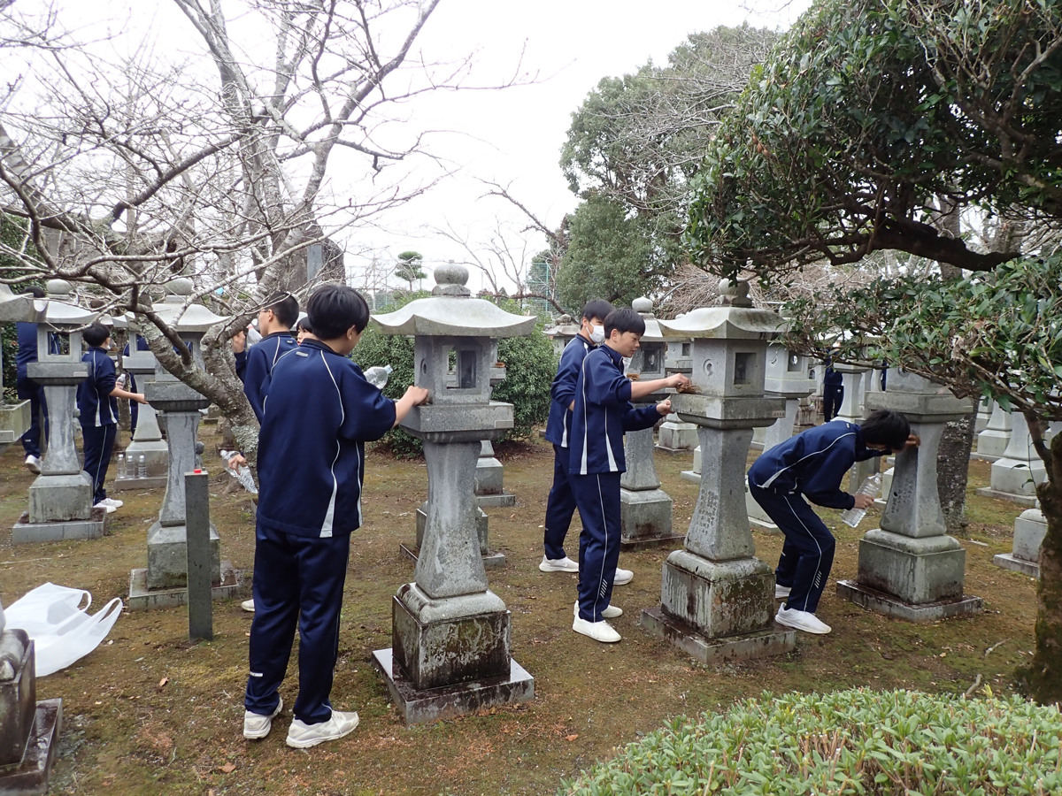 「平和への願いを込めて」石灯籠磨き