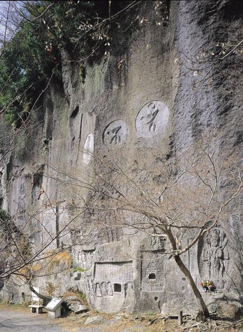 断崖に刻まれた大五輪塔、梵字や仏像の写真