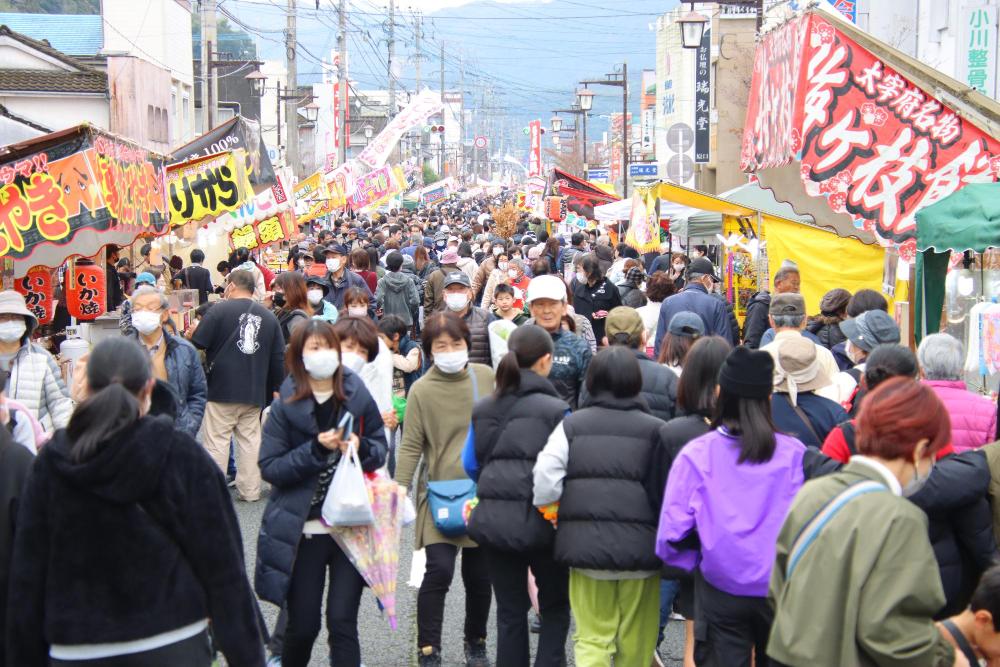 多数の来場者で賑わう川辺二日市の様子