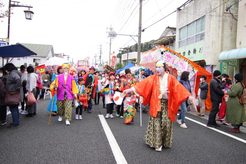 川辺二日市でチンドン屋が練り歩く様子