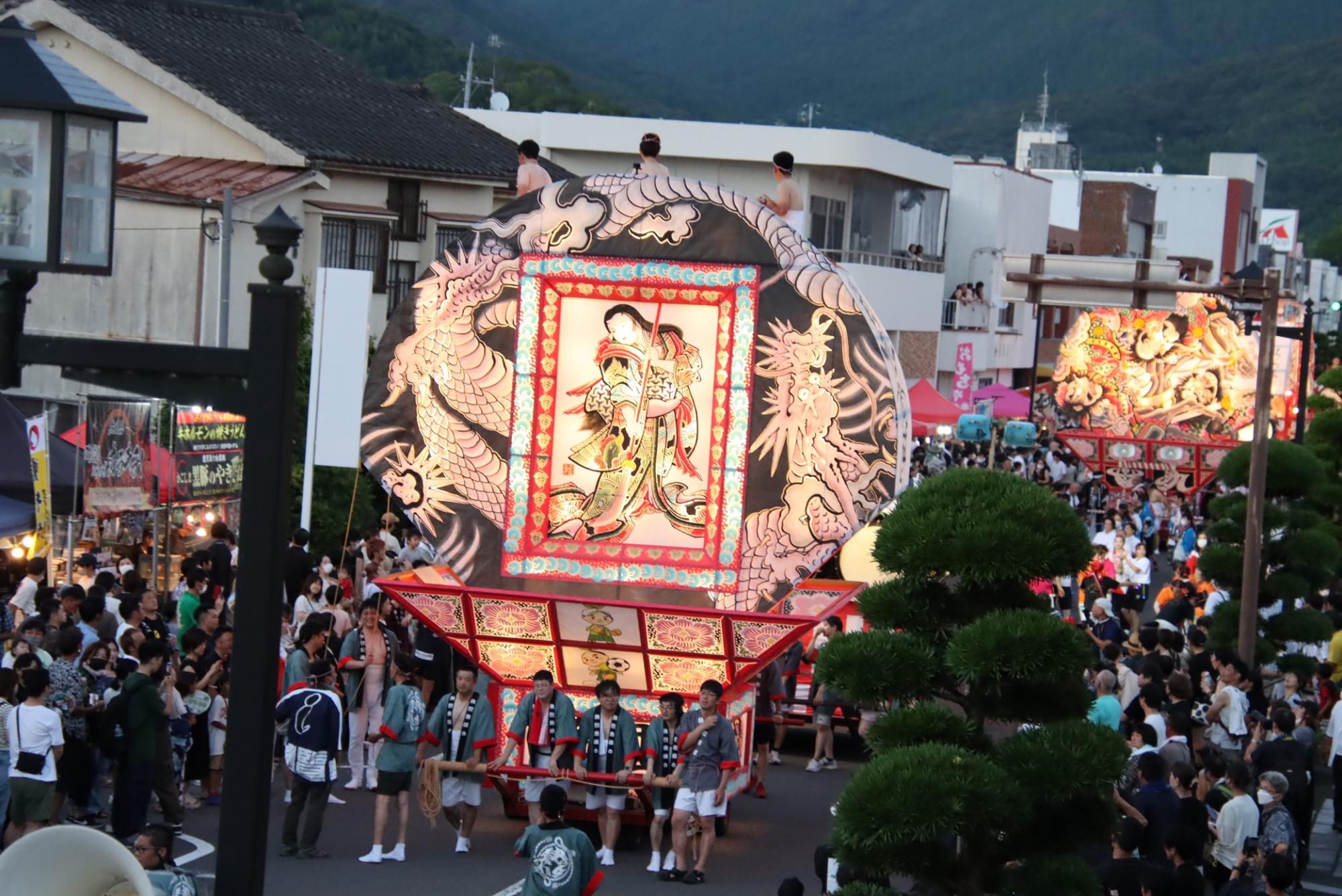 ねぷたが商店街を通る画像です